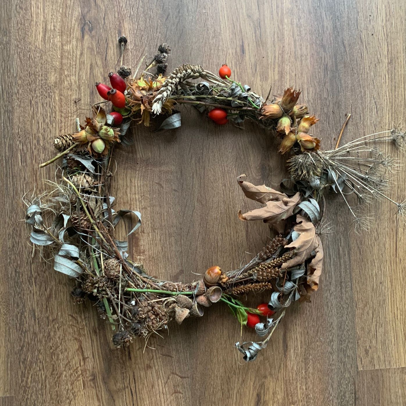 Making a plastic-free Autumn wreath